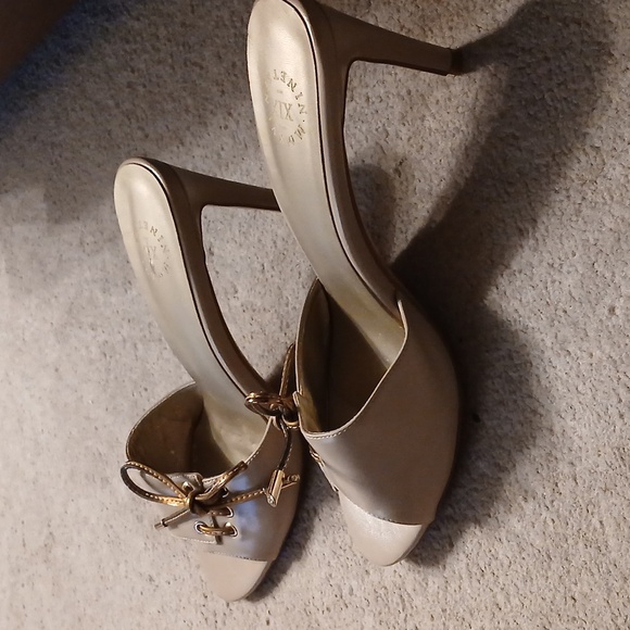 XIX Nineteen Size 9 Beige/cream Heels with Bows - Picture 9 of 11